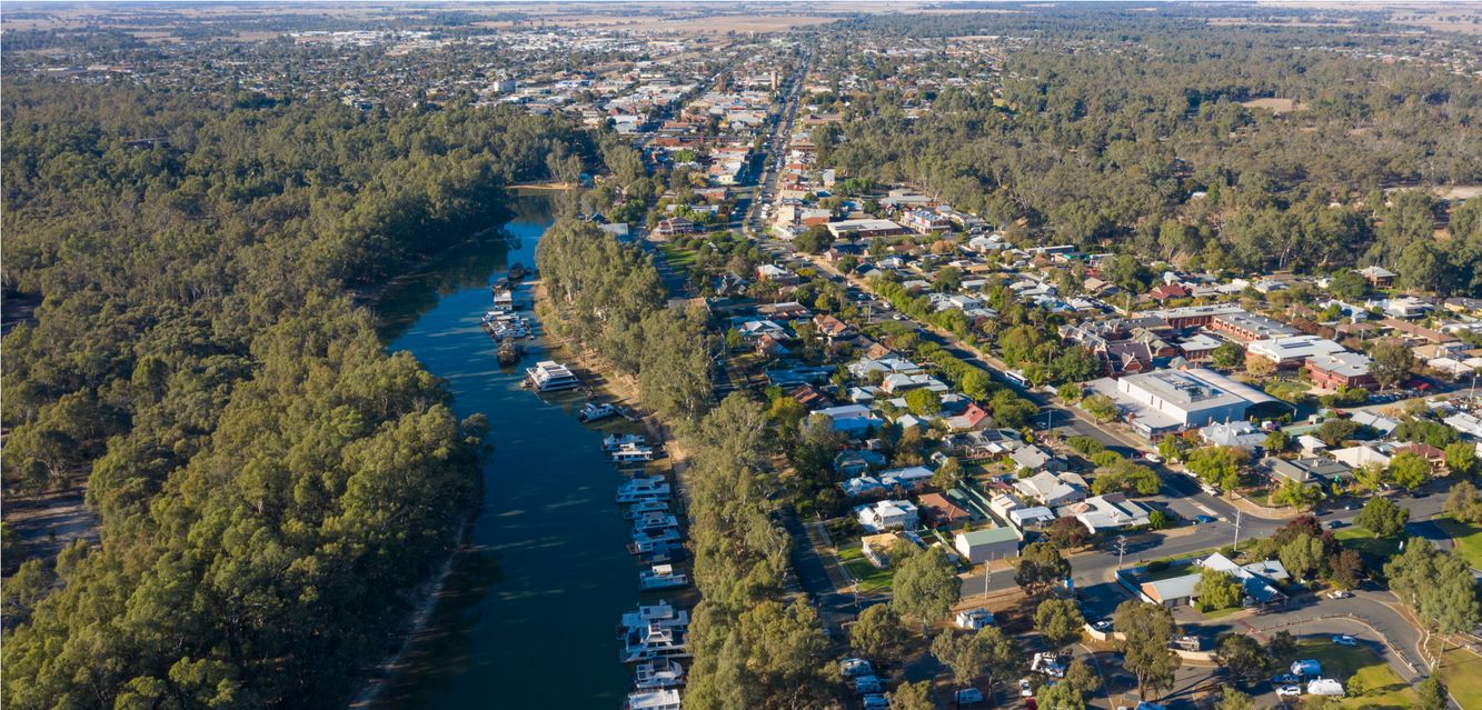 An aerial view of Echuca on the bank of the Murray River.