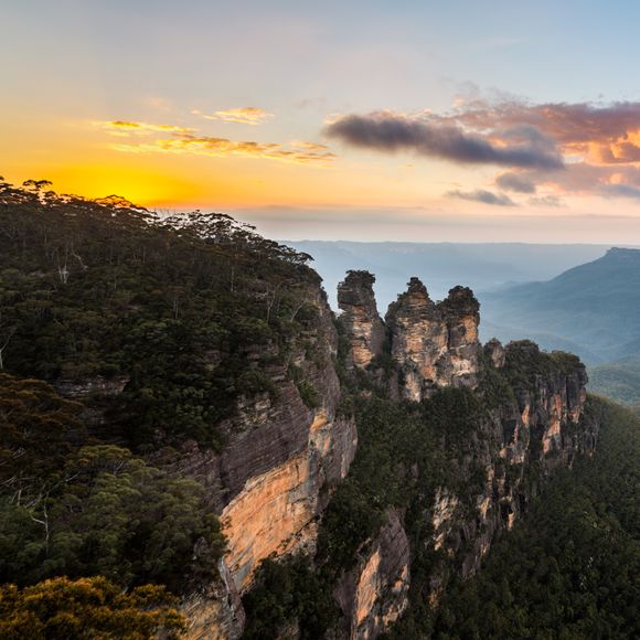 Sunrise from Echo Point in Blue Mountains.